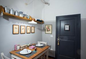 a dining room with a table and a black door at I Glicini in Lerici