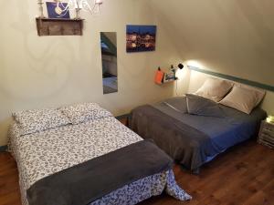 una camera con due letti adiacenti di La Petite Parenthèse a Honfleur