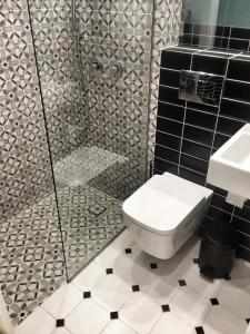 łazienka z toaletą i prysznicem w obiekcie Central new Kolonaki apartment w Atenach +21 zdjęć