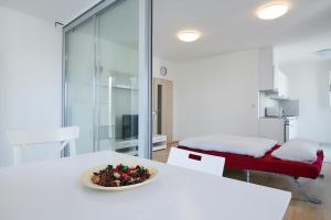 Televízia a/alebo spoločenská miestnosť v ubytovaní Garden Towers Apartments