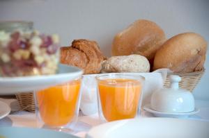 een broodmand en twee glazen sinaasappelsap bij B&B Aquavit in Knokke-Heist