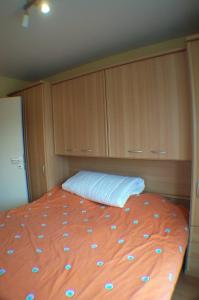 Un dormitorio con una cama grande con flores. en Residence Calidris ref 48, en Koksijde