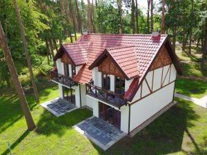 an overhead view of a small house with a red roof at Apartamenty Niegocin in Wilkasy