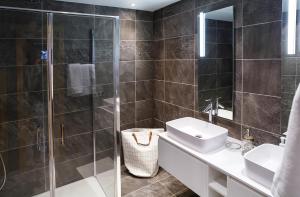 ムジェーヴにあるMègeve - Luxury appartment – AE302のバスルーム(ガラス張りのシャワー、シンク付)