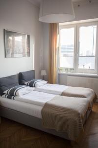 - 2 lits dans une chambre avec 2 fenêtres dans l'établissement Rondo Mogilskie Apartment, à Cracovie