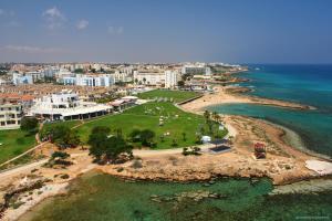 una vista aérea de la playa y del océano en Polyxenia Isaak Luxury Villas and Apartments, en Protaras
