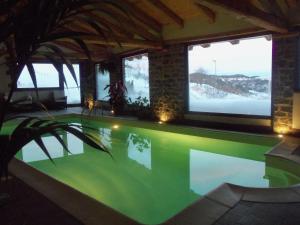 una piscina en una casa con luces encendidas en Trattoria Del Bivio, en Cerretto Langhe
