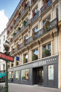 un magasin dans une rue en face d'un bâtiment dans l'établissement Hotel Paris Opera Affiliated by Meliá, à Paris