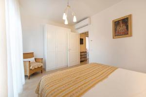 フィレンツェにあるAngolo Di Boboliの白いベッドルーム(ベッド1台、椅子付)