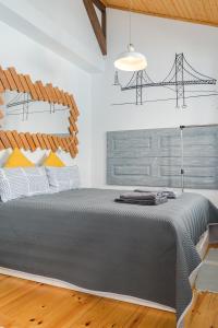 um quarto com uma cama grande num quarto em Cantaria - Checkinhome em Lisboa