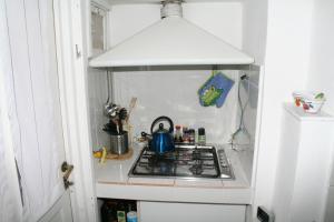 a stove in a small kitchen with a pot on it at Casetta bianca sul mare in Bogliasco