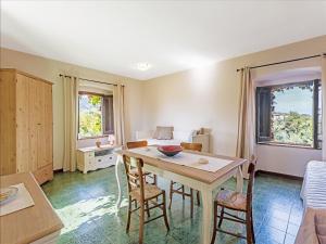 A seating area at Santa Caterina Coastal Villa