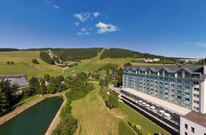 ariale Aussicht auf ein Hotel neben einem Fluss in der Unterkunft Best Western Ahorn Hotel Oberwiesenthal – Adults Only in Kurort Oberwiesenthal