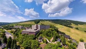 Pohľad z vtáčej perspektívy na ubytovanie AHORN Hotel Am Fichtelberg