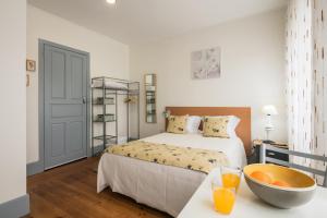 a bedroom with a bed and a bowl on a table at A Francos Burguer Station 2 in Porto