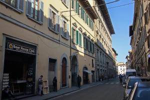 een straat met gebouwen en mensen die op de stoep lopen bij Art Apartment Luxury Family suite in Florence