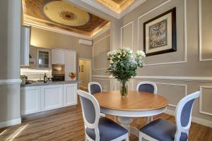 een keuken met een tafel met een vaas met bloemen erop bij Art Apartment Luxury Family suite in Florence