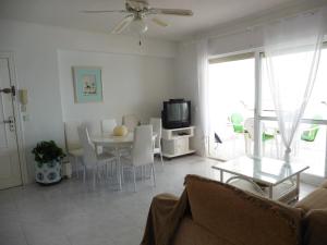 - un salon avec une table et une télévision dans l'établissement Ibicencos, à La Manga del Mar Meno