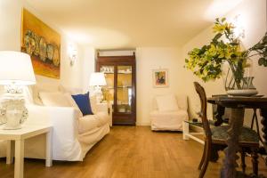 un soggiorno con divano bianco e sedia di La Residenza Dei Mori - Taormina Holidays a Taormina