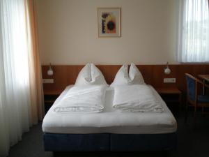 Postel nebo postele na pokoji v ubytování Gästehaus zur Kurve