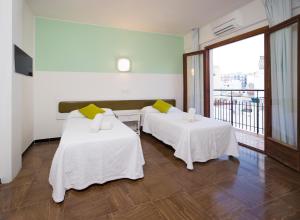 Cama o camas de una habitación en Hostal Alicante