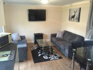 a living room with a couch and a table at California Chalet & Touring Park in Wokingham