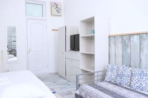 Un pat sau paturi într-o cameră la Maison Blanche Kyiv city center