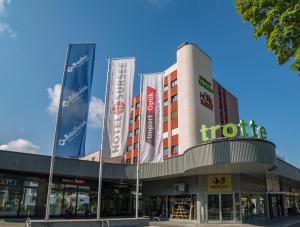 un edificio con dei cartelli sul lato di Hotel Sursee a Sursee