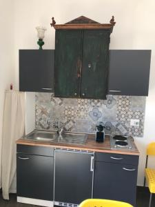 Kuhinja oz. manjša kuhinja v nastanitvi Casetta di Lele