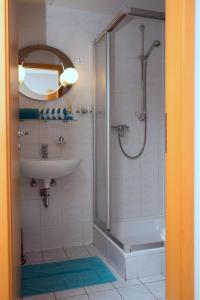 uma casa de banho com um chuveiro e um lavatório. em Gästezimmer Fuchs em Ramsthal