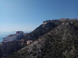 una montaña con edificios encima de ella en Cozy-Elegant, en Alicante