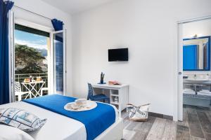 ソレントにあるI colori di Sorrentoの白いベッドルーム(ベッド1台、バルコニー付)