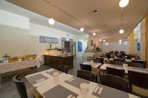 una sala da pranzo con tavoli e sedie in un ristorante di Hotel Sursee a Sursee