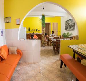 an archway in a restaurant with people sitting at tables at Pousada e Hostel Chapada Suites in Lençóis