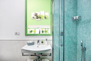 een badkamer met een wastafel en een douche bij I colori di Sorrento in Sorrento