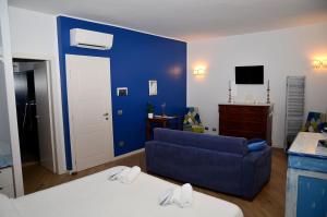 A television and/or entertainment centre at L'Orizzonte Relais Sirolo