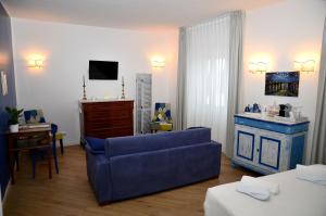 A television and/or entertainment centre at L'Orizzonte Relais Sirolo