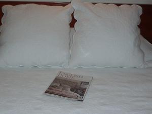 Postel nebo postele na pokoji v ubytování Chequers Hotel