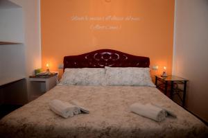A bed or beds in a room at L'Orizzonte Relais Sirolo