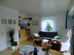 ein Wohnzimmer mit einem Sofa und einem Tisch in der Unterkunft Fewo Jutta Bönisch in List