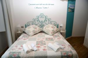 A bed or beds in a room at L'Orizzonte Relais Sirolo