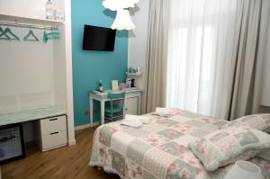 A bed or beds in a room at L'Orizzonte Relais Sirolo