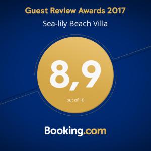 貝爾馬爾的住宿－海百合海灘別墅，蓝色背景上的黄色标志,数字8