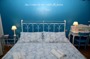A bed or beds in a room at L'Orizzonte Relais Sirolo
