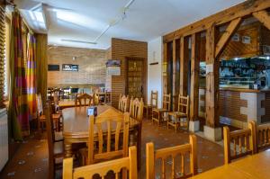 Reštaurácia alebo iné gastronomické zariadenie v ubytovaní Hostal Camino Real