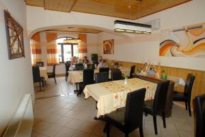 A restaurant or other place to eat at Pension Zur Quelle
