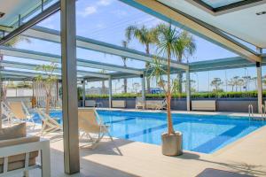 Bassein majutusasutuses Palace Hotel Glyfada või selle lähedal