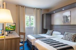 Postel nebo postele na pokoji v ubytování LOGIS Hôtel & Restaurant - LENSOTEL + 27 fotografií