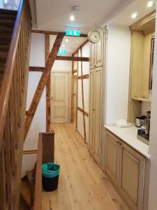 una cocina con escalera y un pasillo con escalera en Da Domenico Am Hagelkreuz, en Hilden