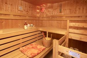 a wooden sauna with a bench in the middle at Lotsenstieg 03 in Ostseebad Karlshagen